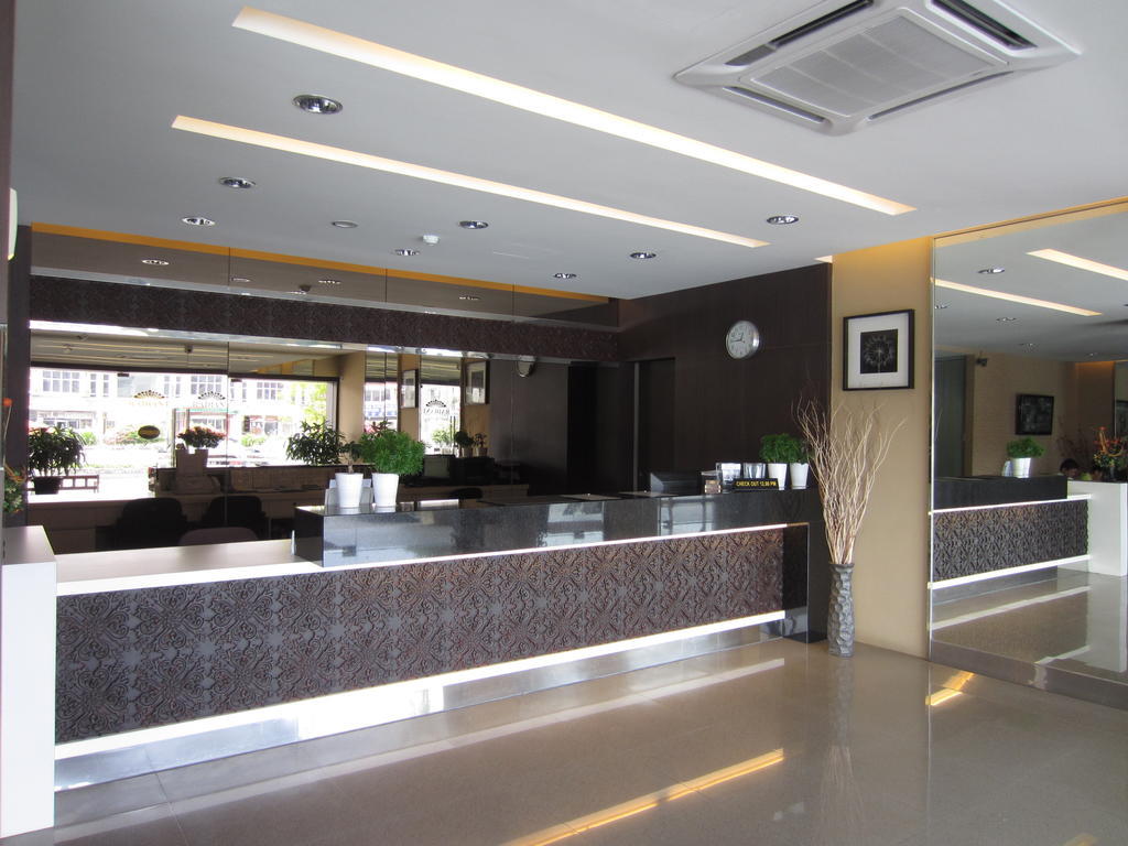 Radiant Hotel Sitiawan Buitenkant foto